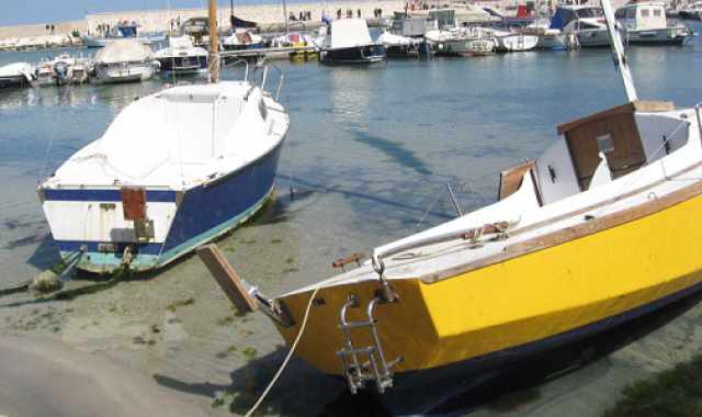 Torre a Mare, la sabbia ha invaso il porto: inquinamento e danni